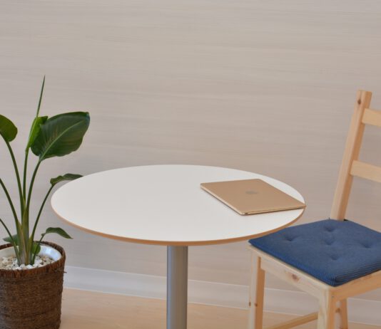 Víte, co dokáže modrá barva s vaším příbytkem? Inspirujte se tímto stylovými interiéry