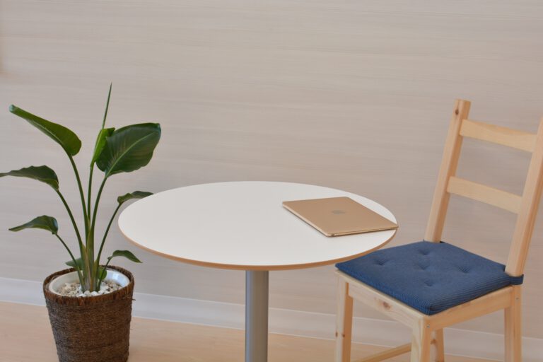 Víte, co dokáže modrá barva s vaším příbytkem? Inspirujte se tímto stylovými interiéry